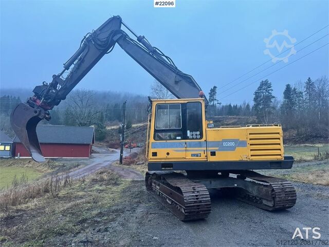 Raupenbagger Volvo EC200 crawler excavator with rototilt and narrow b