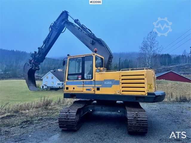 Raupenbagger Volvo EC200 crawler excavator with rototilt and narrow b