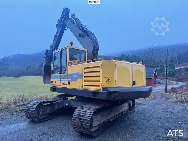 Raupenbagger Volvo EC200 crawler excavator with rototilt and narrow b