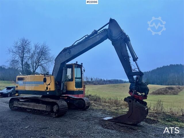 Raupenbagger Volvo EC200 crawler excavator with rototilt and narrow b