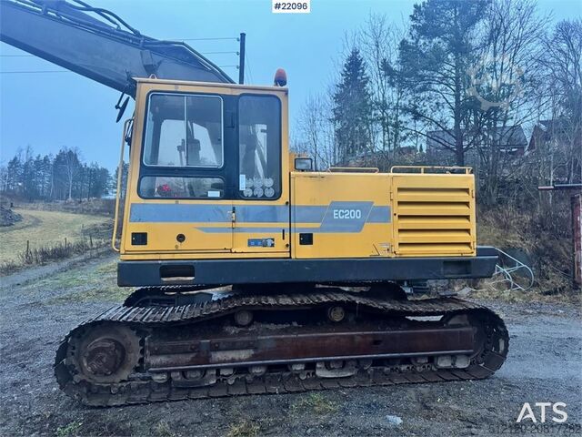 Raupenbagger Volvo EC200 crawler excavator with rototilt and narrow b