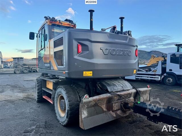 Radbagger Volvo EW160E wheeled excavator with rototilt and two buc