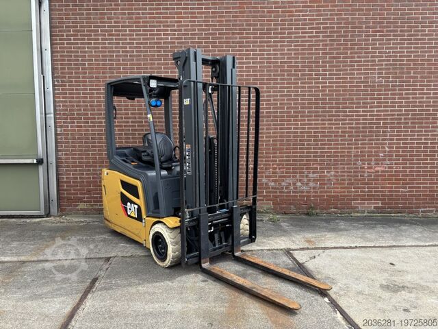Electric 3-wheel forklift Caterpillar 2ET4000