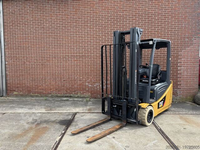 Electric 3-wheel forklift Caterpillar 2ET4000
