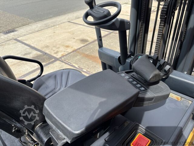 Electric 3-wheel forklift Caterpillar 2ET4000