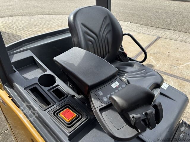 Electric 3-wheel forklift Caterpillar 2ET4000