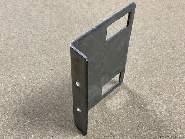 Halter Konsole Agraffenwinkel SLP/ Schenkel: 200 x 140 mm/ für Rechteckrohr: 50 x 30 mm