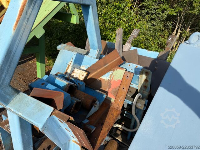 Metal detector with conveyor system  