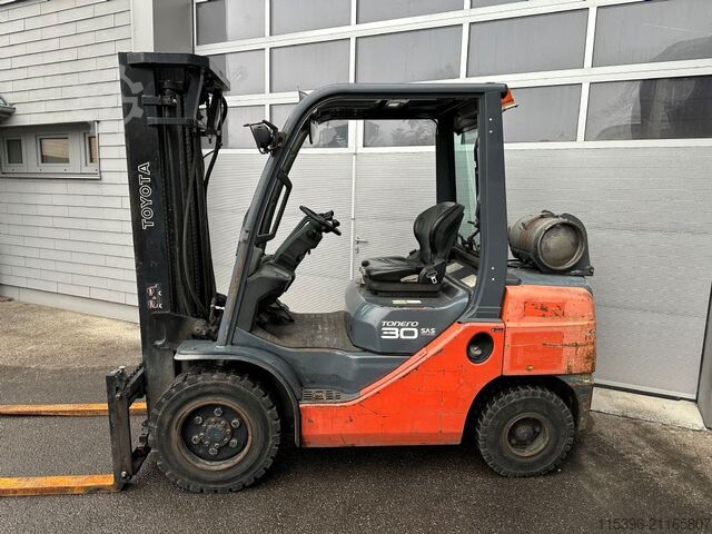 Treibgasstapler Toyota 02-8FGF30 - TRIPLEX 4,7 m