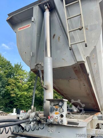 Tipper Fruehauf STEEL CHASSIS, STEEL DUMPER!   Full spring!  TO...