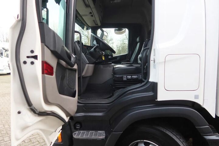 Koffer Scania P320 4X2 Bak + Dhollandia klep 2000 kg  1x bed