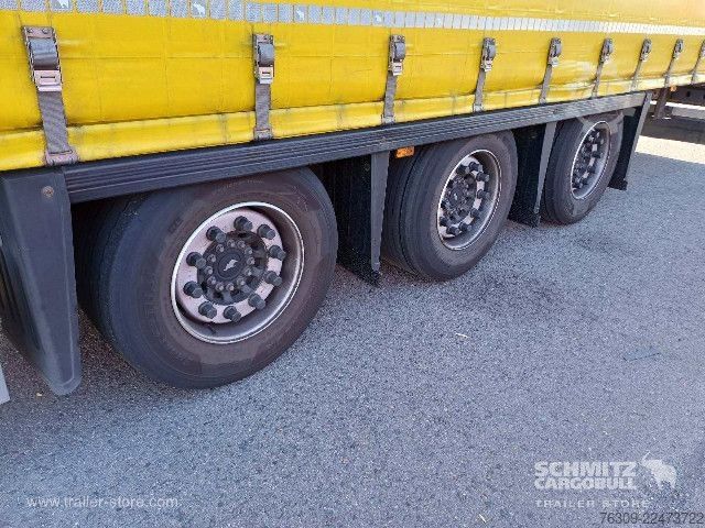 Auflieger mit Pritsche & Plane Schmitz Cargobull Curtainsider Mega Getränke