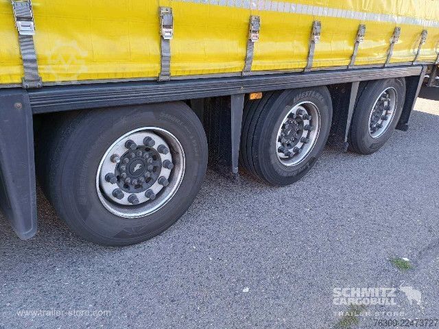 Auflieger mit Pritsche & Plane Schmitz Cargobull Curtainsider Mega Getränke