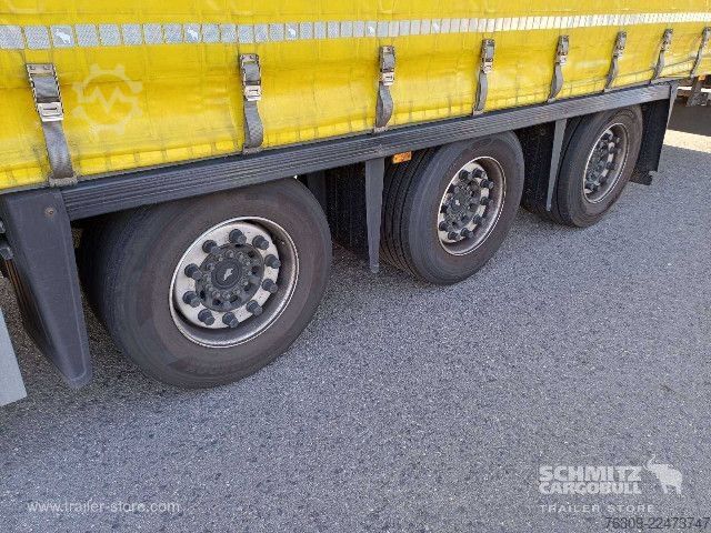 Auflieger mit Pritsche & Plane Schmitz Cargobull Curtainsider Mega Getränke