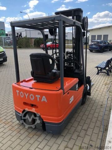 Electric 3-wheel forklift Toyota 5FBE15