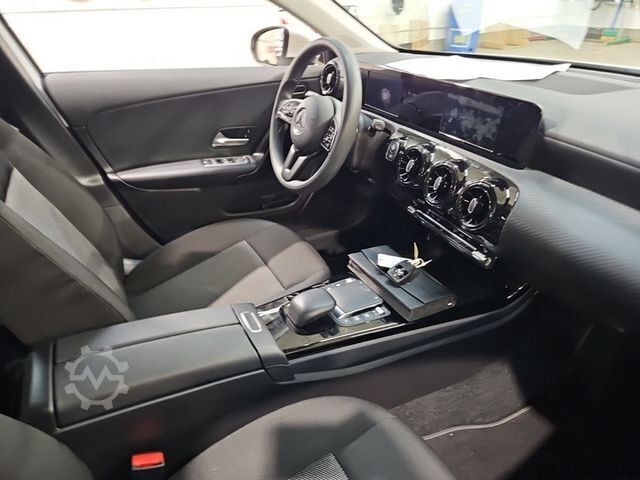 Van MERCEDES-BENZ A 200 Automatik Navigation Komfort-Fahrwerk