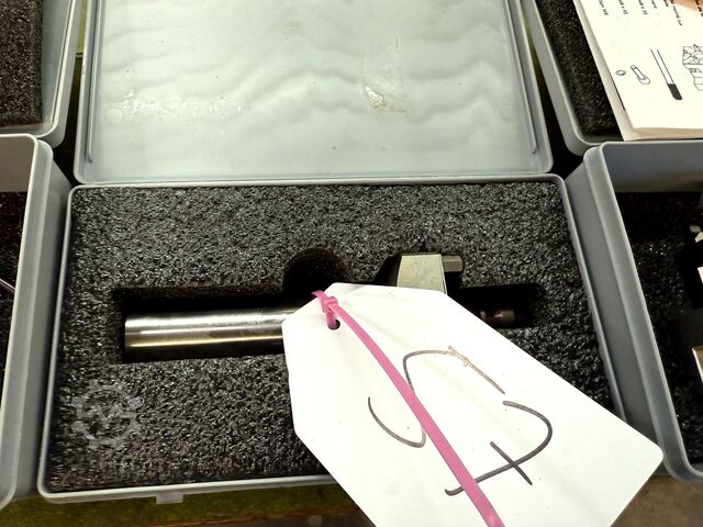 Werkbank mit Inhalt Workbench with Contents