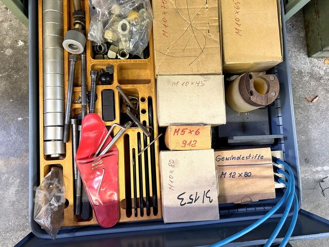 Werkbank mit Inhalt Workbench with Contents