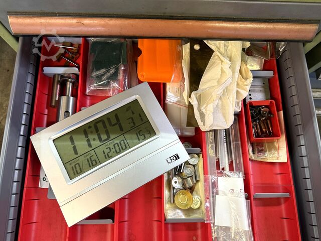 Werkbänke mit Inhalt Workbenches with Contents