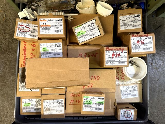 Werkbänke mit Inhalt Workbenches with Contents