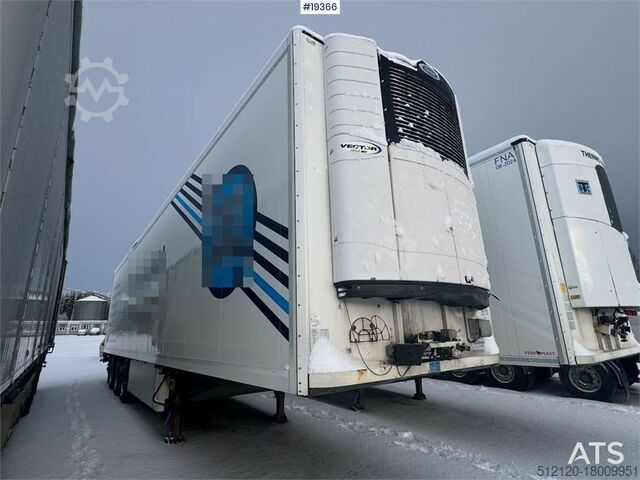 Kühl-/Tiefkühltransport Schmitz Cargobull closed semi-trailer w/ Carrier aggregate and lift