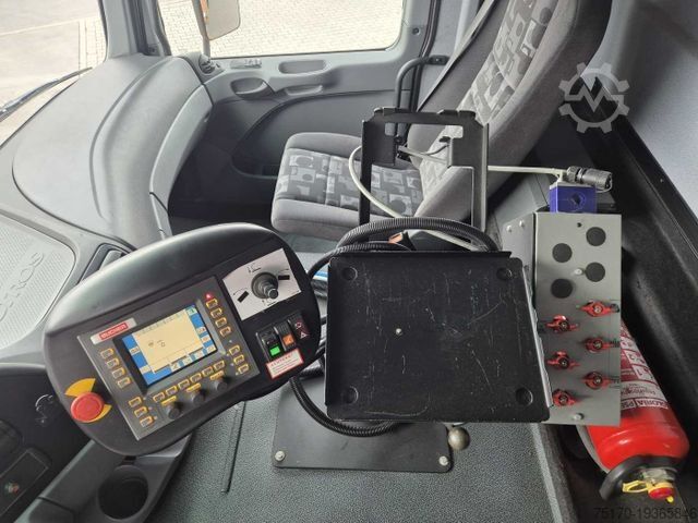 Kehrmaschine MERCEDES-BENZ Actros 2032 A 4x4 Bucher STKF 9500 Airport 30x