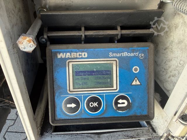 Refrigerated truck MERCEDES-BENZ 2540 LL 6x2/4 Kühlkoffer 8.2m LBW 2,5t  Carrier