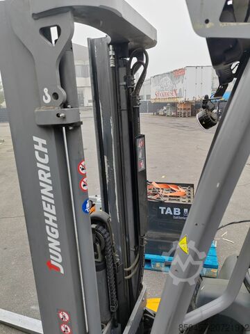 Electric - 4 wheels Jungheinrich EFG320 no battery ( 3 st paket )