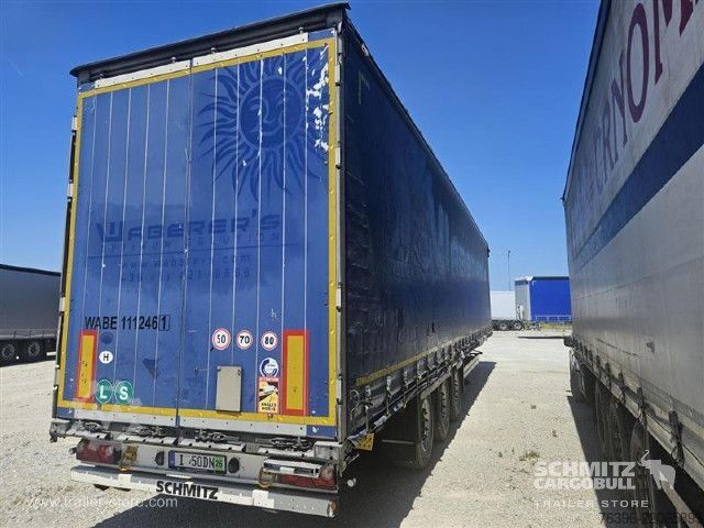 Open semitrailer with tarp Schmitz Cargobull Semitrailer Curtainsider Mega