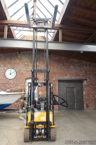 Front loader forklift HYUNDAI 18BT-9U  UVV Neu  4,25m Hubh 1680kg Ladegerät