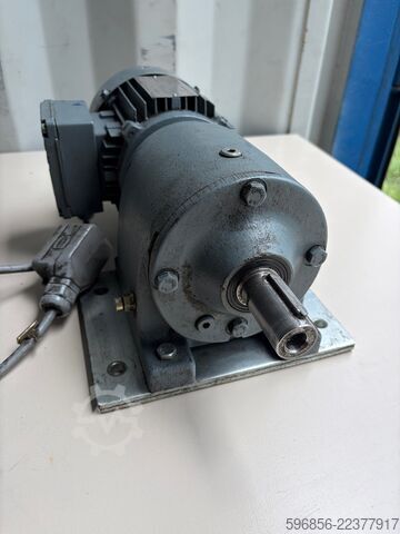  Motoreduktor SEW-Eurodrive R40DT71K2Z 0,25 kW 39 obr./min 230/400 V 3-fazowy Motoreduktor SEW-Eurodrive R40DT71K2Z 0,25 kW 39 obr./min 230/400 V 3-fazowy