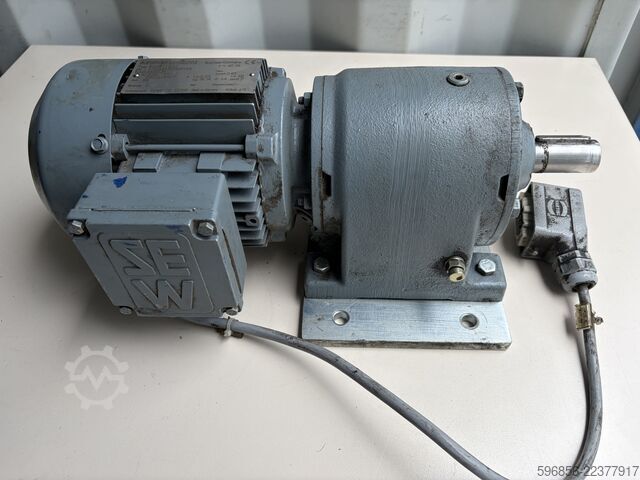  Motoreduktor SEW-Eurodrive R40DT71K2Z 0,25 kW 39 obr./min 230/400 V 3-fazowy Motoreduktor SEW-Eurodrive R40DT71K2Z 0,25 kW 39 obr./min 230/400 V 3-fazowy