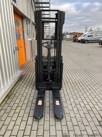 High Lift stacker Cesab S 220 L