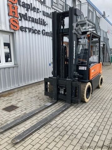 Electric 4-wheel forklift Doosan B50X-7