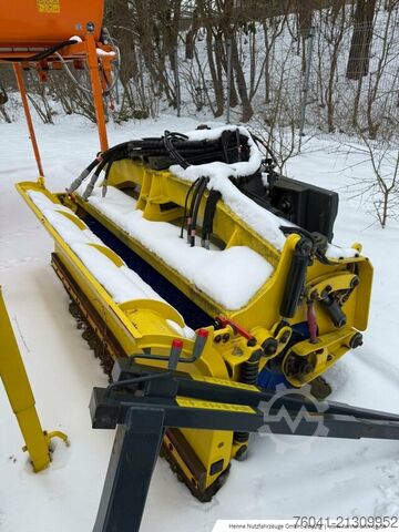 Agricultural machine Multihog Kombi-Schneepflug+Kehrwalze