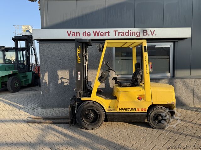Forklift HYSTER H3.00XM triplex 465 freelift sideshift 3700 hours 2000 DIESEL HYSTER H3.00XM triplo465 freelift sideshift 3700hours 2000 DIESEL