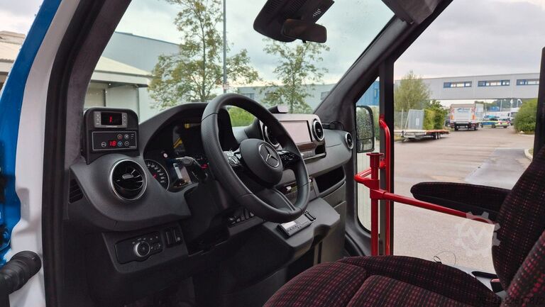 Kleinbus MERCEDES-BENZ Sprinter 517 Heckniederflur Vorlauffahrzeug