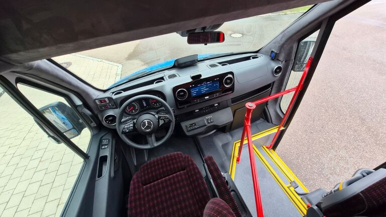 Kleinbus MERCEDES-BENZ Sprinter 517 Heckniederflur Vorlauffahrzeug