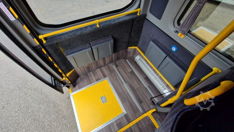 Kleinbus MERCEDES-BENZ Sprinter 517 Heckniederflur Vorlauffahrzeug