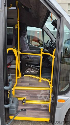 Kleinbus MERCEDES-BENZ Sprinter 517 Heckniederflur Vorlauffahrzeug