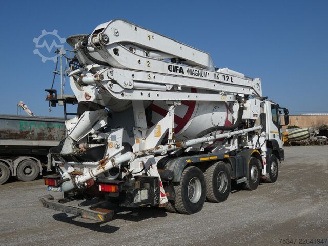 Concrete pump truck Astra HD9 8448