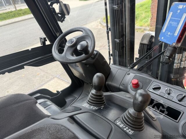 Electric 4-wheel forklift Linde E50HL-01