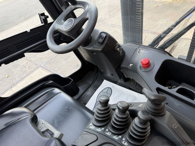 Electric 4-wheel forklift Linde E35L-01
