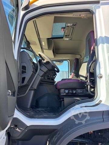 Tipper truck VOLVO FMX 500 8X4 Hinterkipper SchmitzCargobull 16,2m3