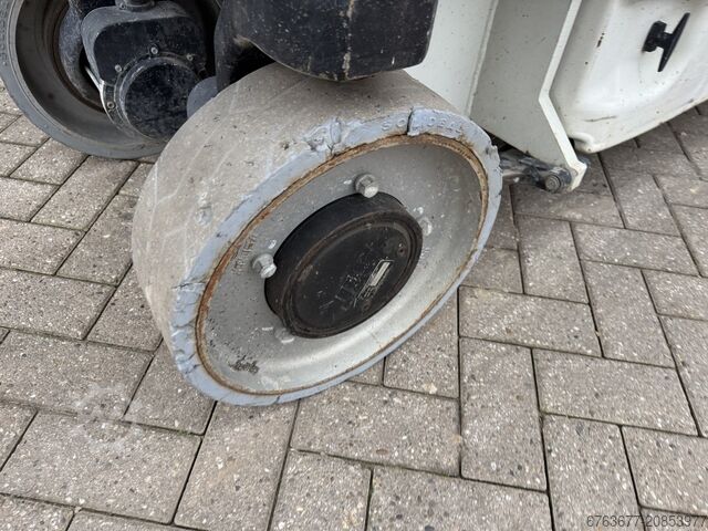 JLG 2030ES Scherenarbeitsbühne / Scherenlift 8 Meter Arbeitshöhe Elektrisch JLG 2030ES Schaarhoogwerker / Scissor lift 8Meter Werkhoogte Elektrisch