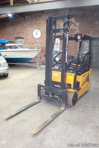 Front loader forklift HYUNDAI 18BT-9U  UVV  4,25m Hubh 1680kg Ladegerät