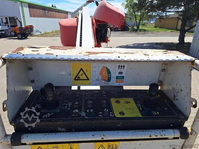 Telescopic boom lift Genie S-60 HC