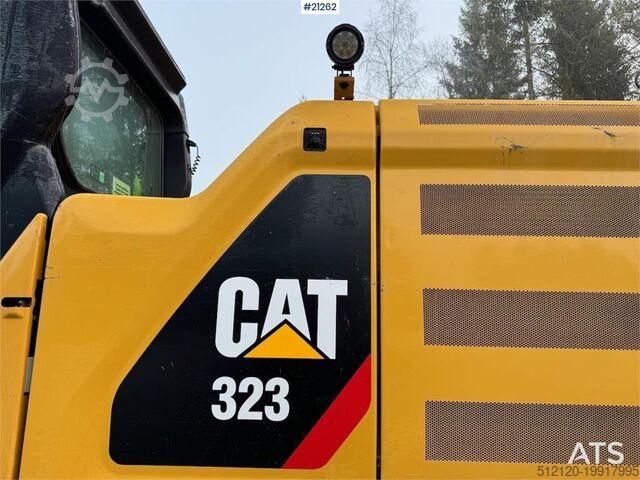 Crawler excavator Caterpillar 323