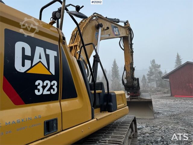 Crawler excavator Caterpillar 323