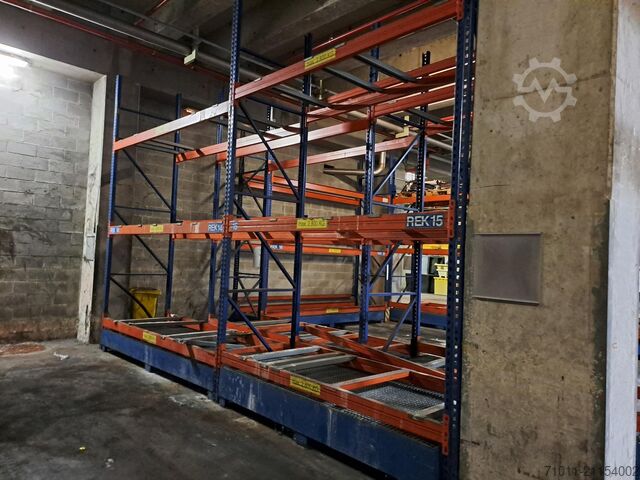 Palettenregale mit Auffangwannen  